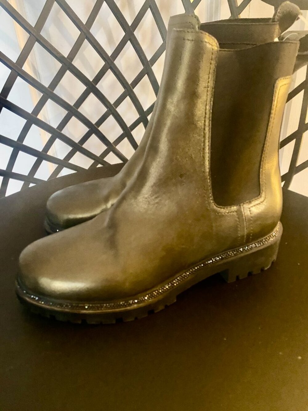 NWOT SUPER COOL DKNY Rick Platform Chelsea Boot